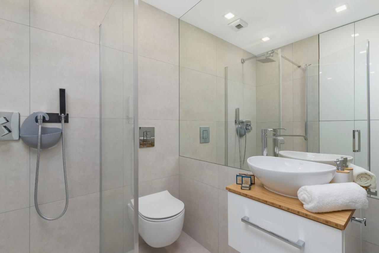 Centre & Modern Quiet With Parking By Renters Prestige