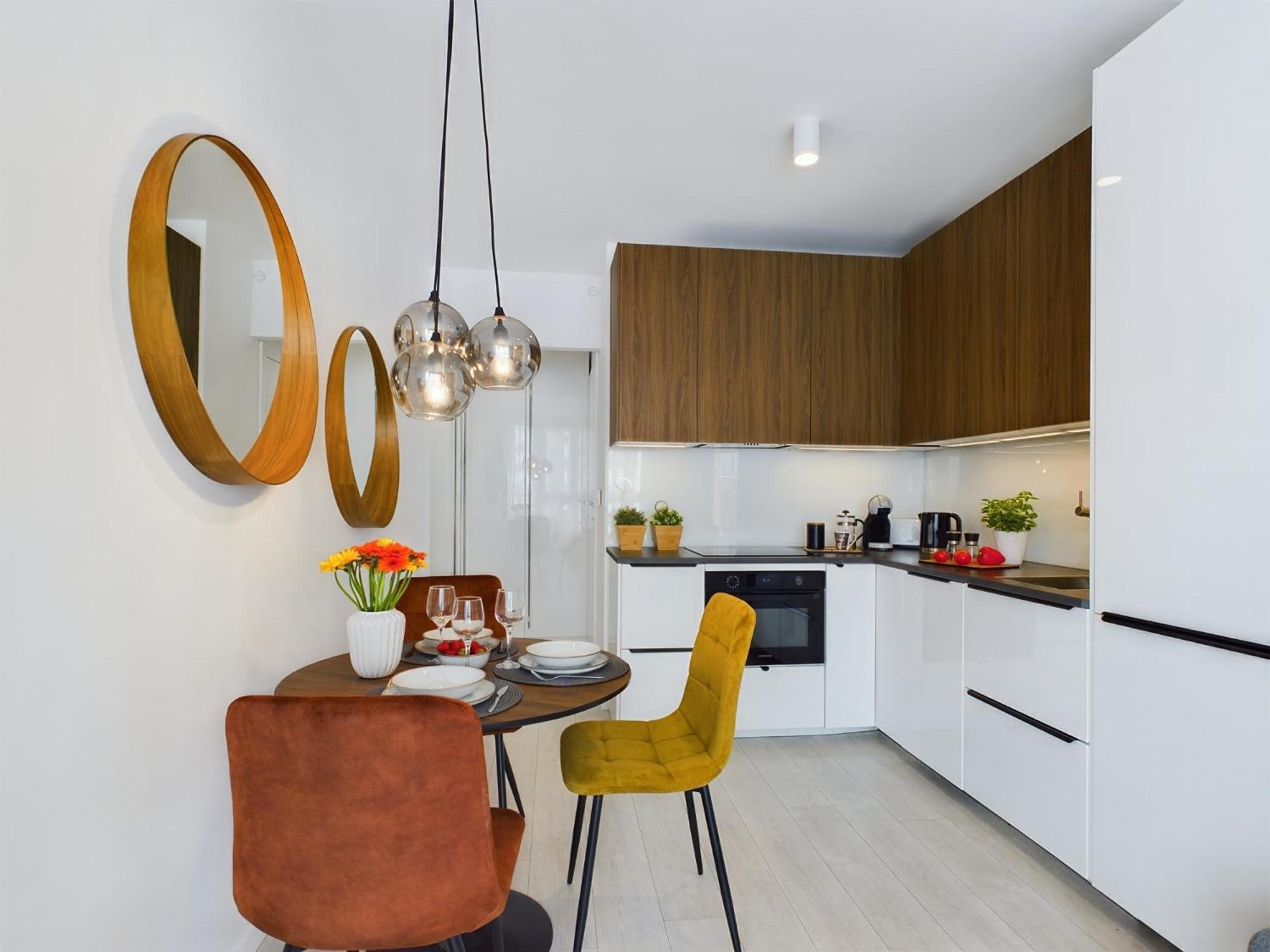 Centre & Modern Quiet With Parking By Renters Prestige *