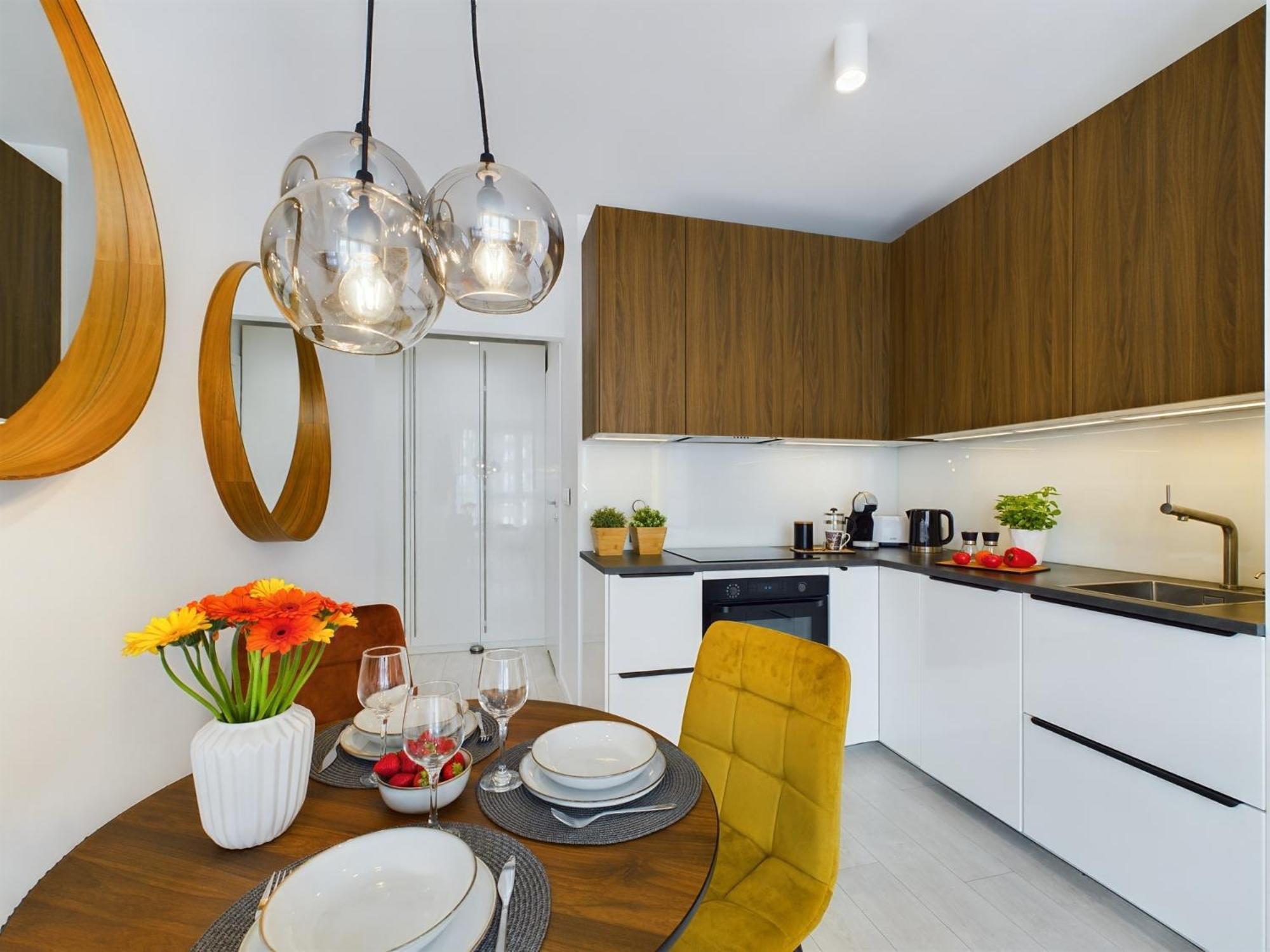 Apartment Centre & Modern Quiet With Parking By Renters Prestige